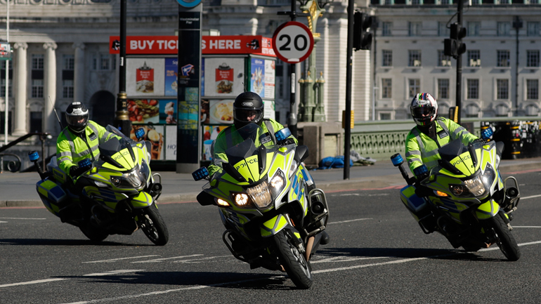Βρετανία: Διετής κάθειρξη για όποιον εσκεμμένα βήχει μπροστά σε αστυνομικούς